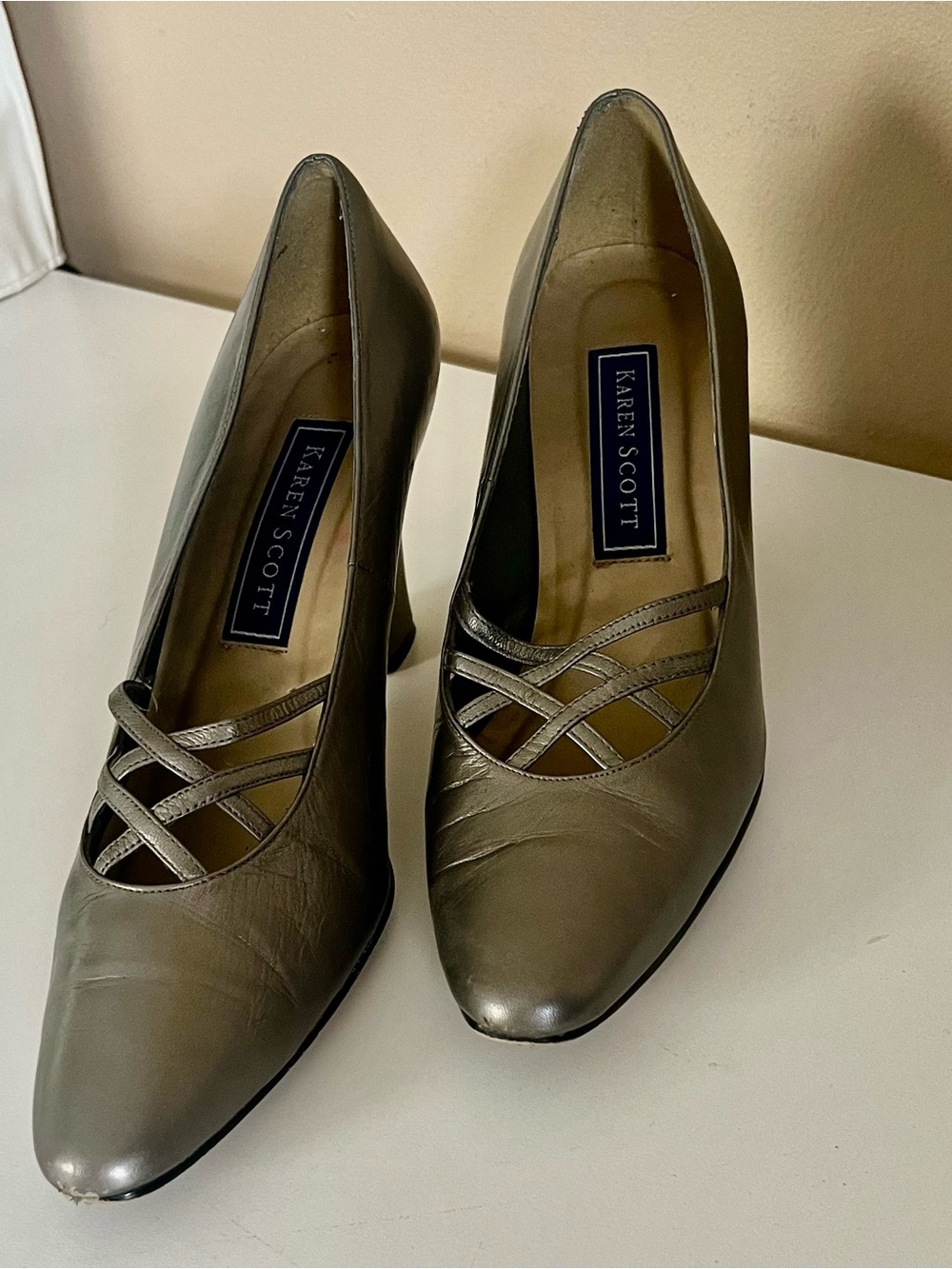 Vintage Karen Scott silver metallic leather pumps with criss cross detail, sz 9